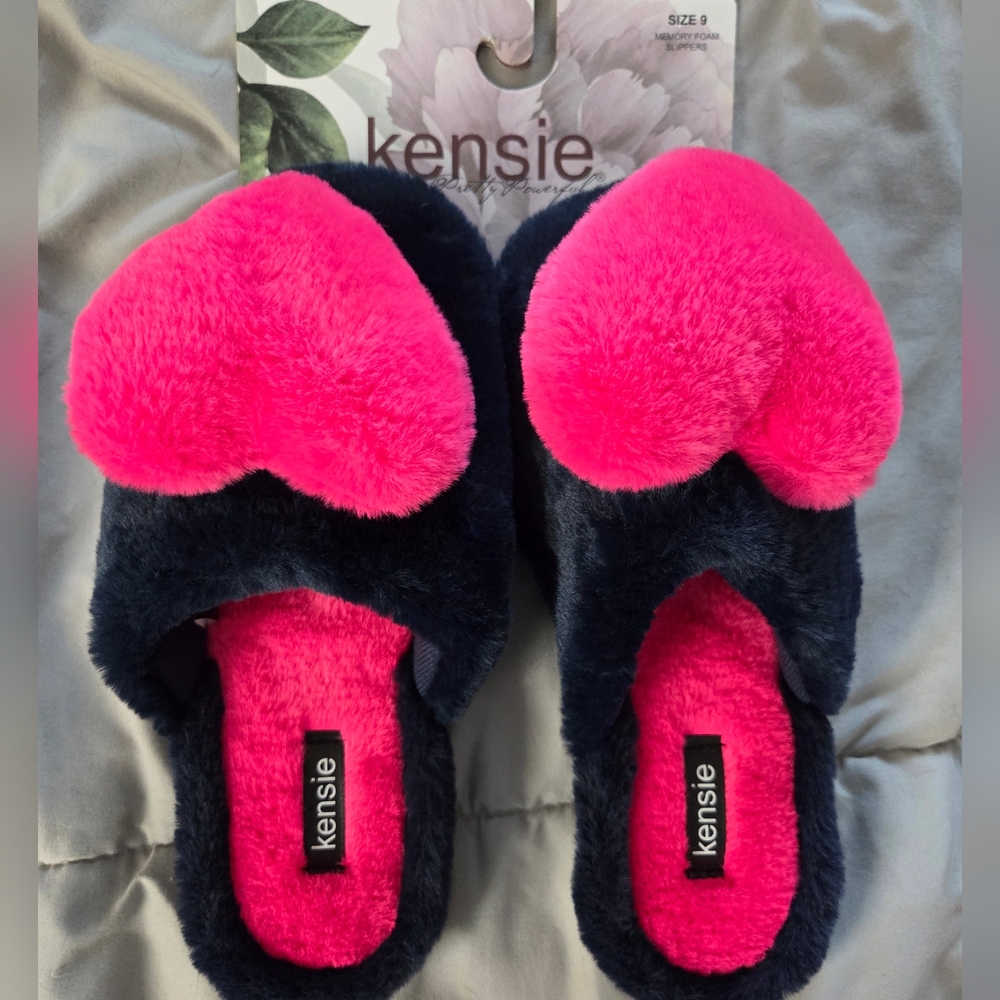 Brand new Kensie Fuchsia  Slippers.